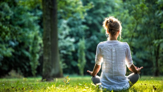 Mujer meditando en el campo