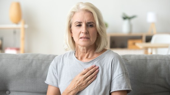 Mujer con dolor en el pecho