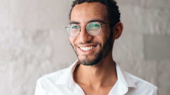 Hombre con gafas