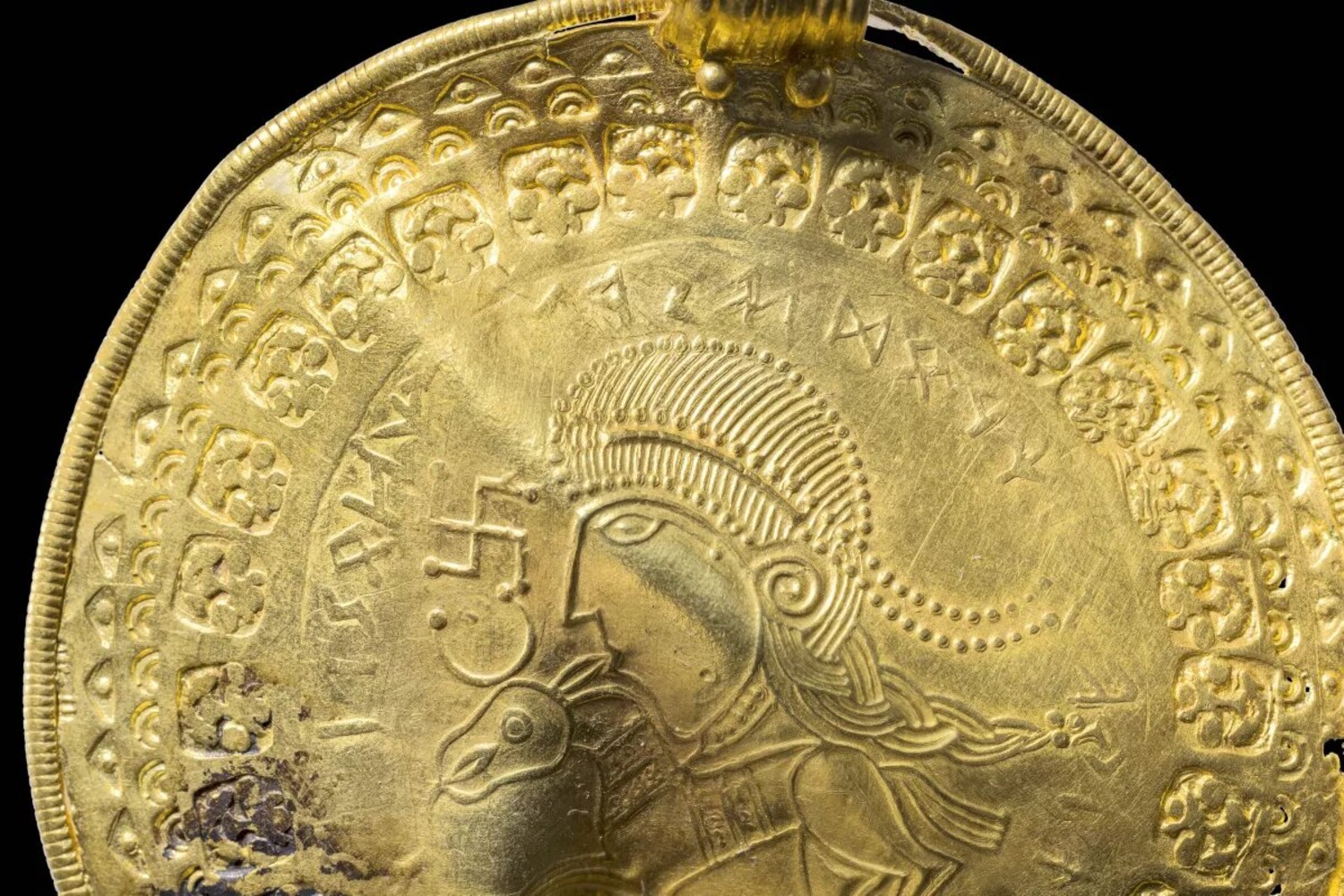 Disco de oro con la referencia a Odín