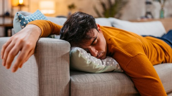 Hombre echándose la siesta