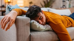 Hombre echándose la siesta