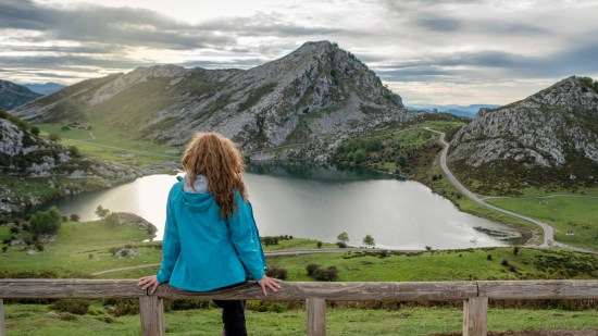 Mujer en un lago