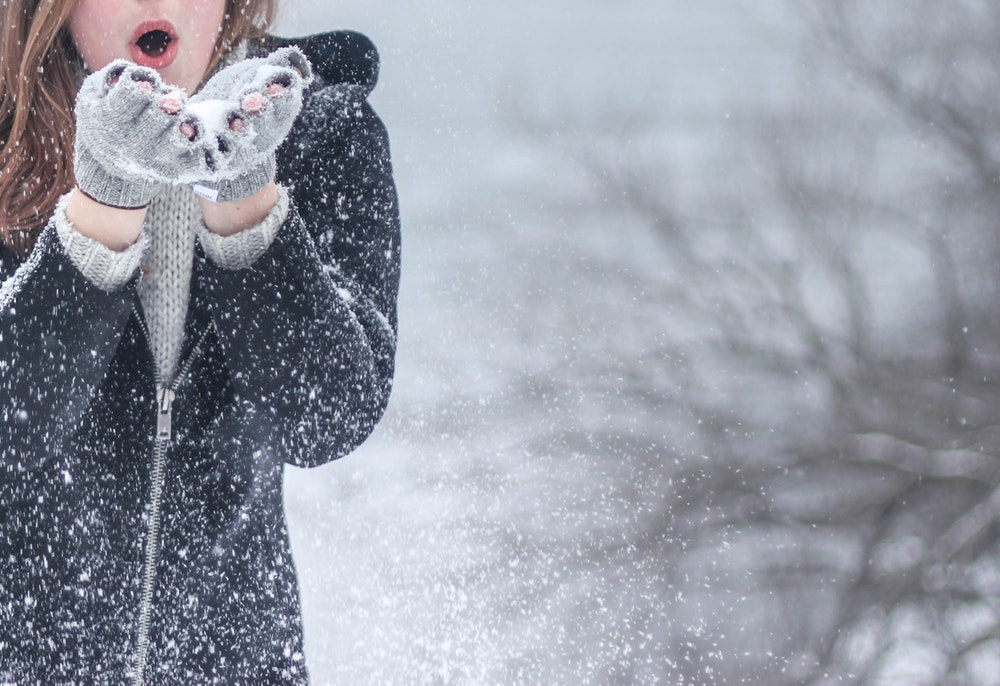 Curiosidades de invierno. Chica en la nieve