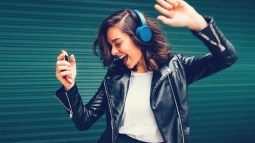 Mujer escuchando música