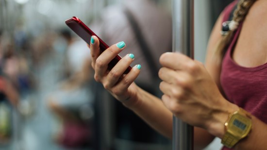 Mujer revisando el teléfono