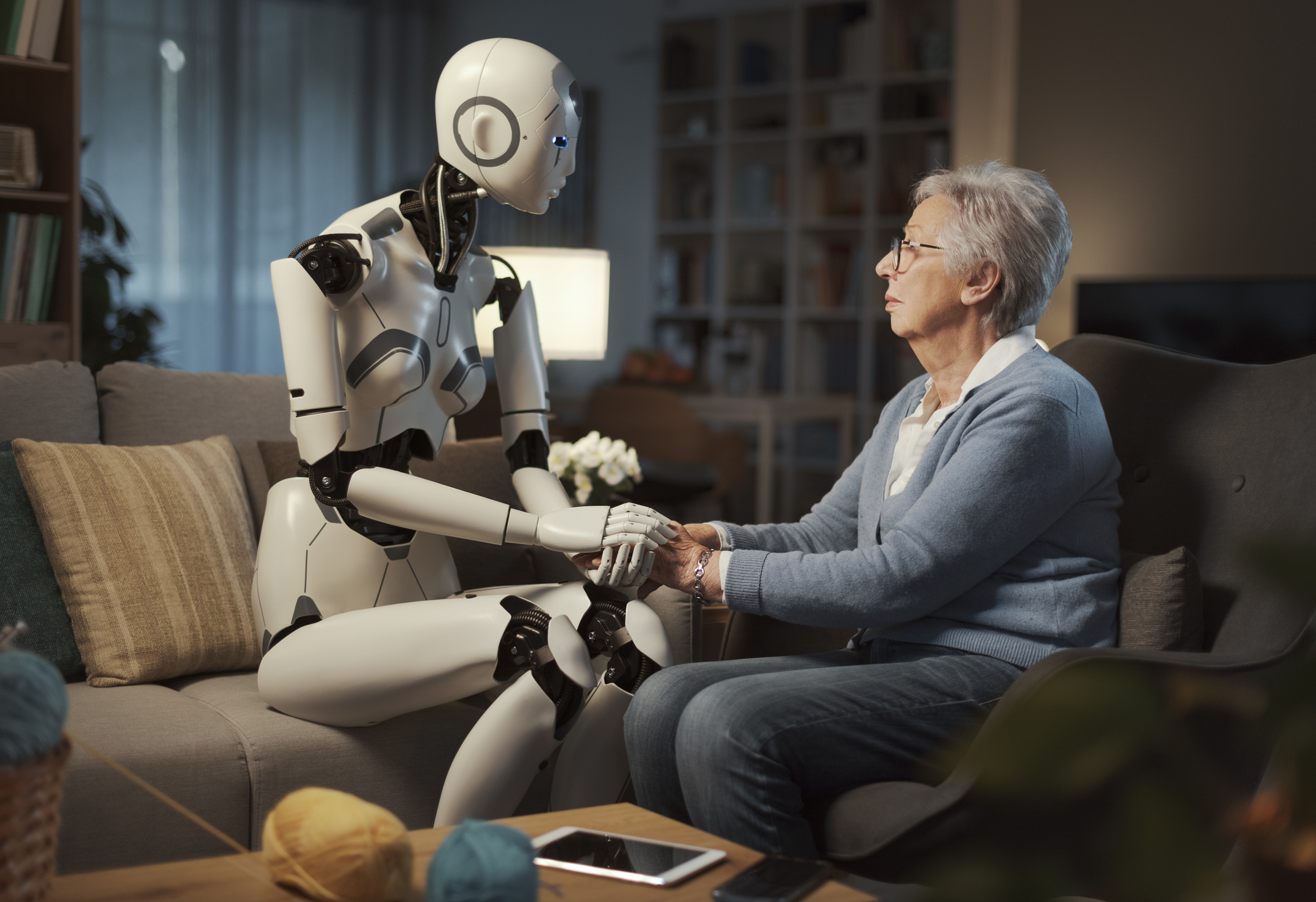 Robot con una mujer mayor