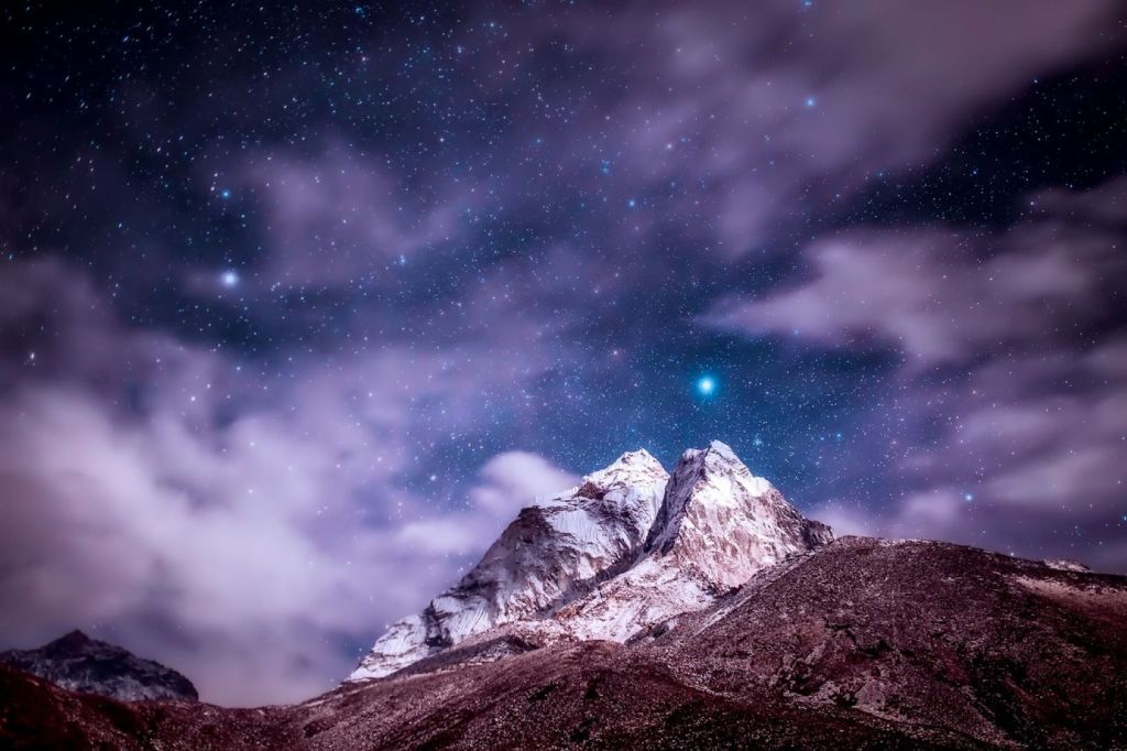 Cielo estrellado y montaña