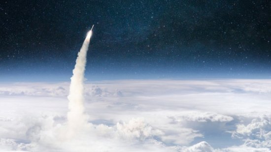 Cohete despegando desde la superficie de la Tierra