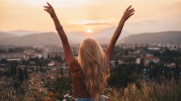 Mujer feliz con los brazos levantados