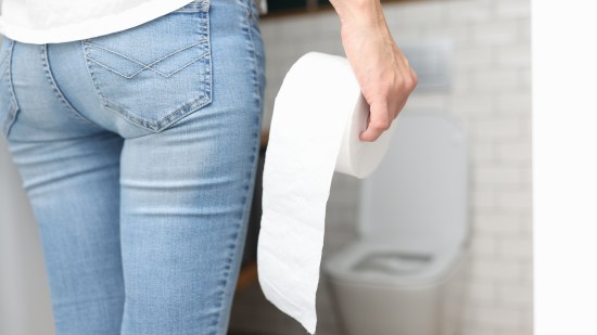 Mujer yendo al baño