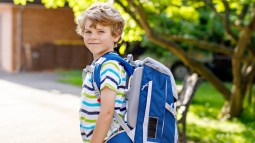 Niño con mochila yendo al colegio
