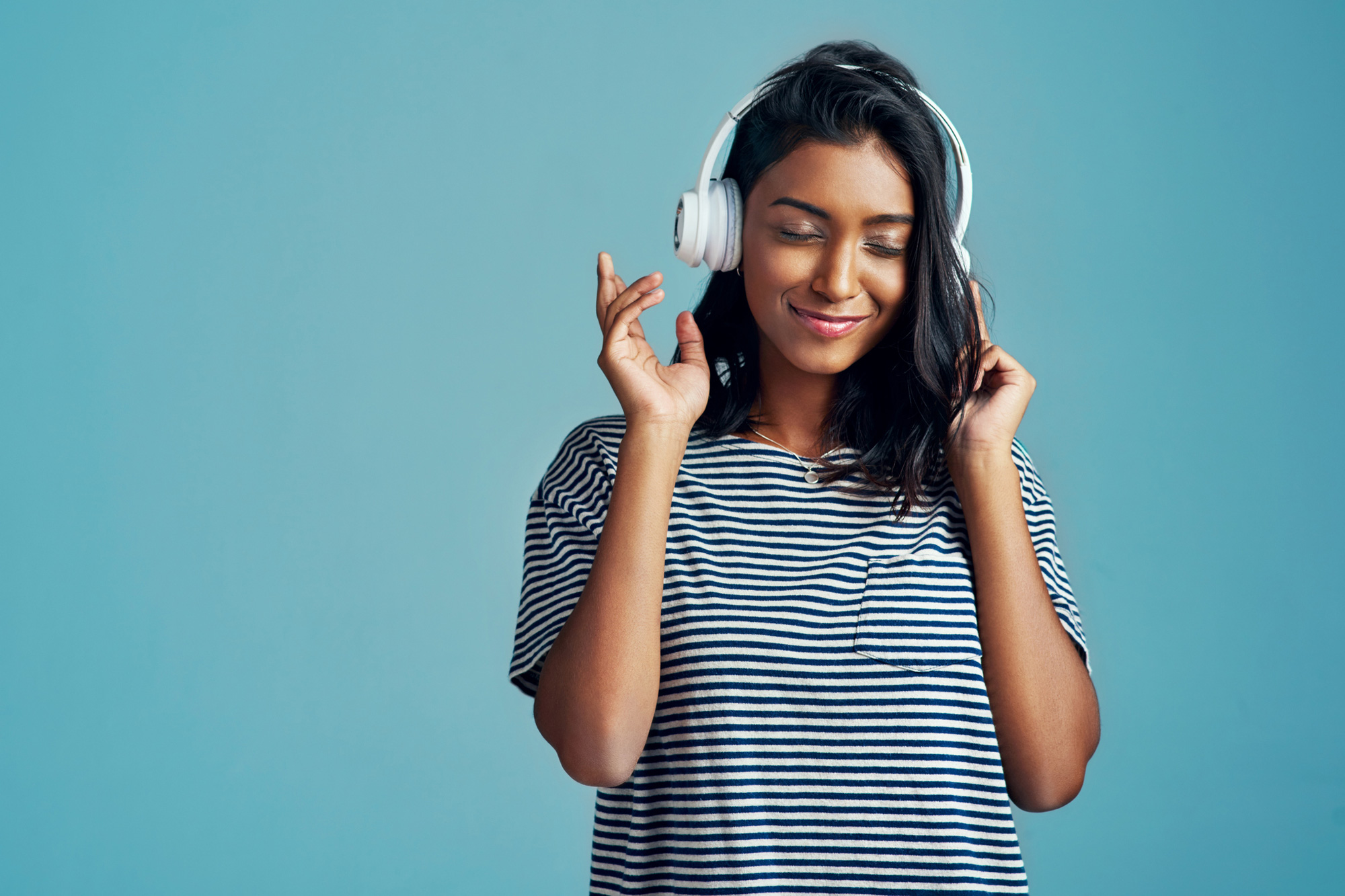 Mujer escuchando música