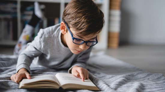 Niño leyendo un libro
