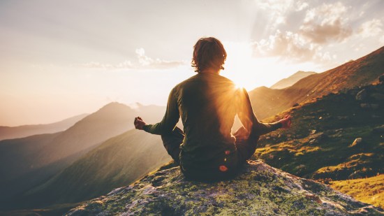 Hombre meditando