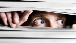 Los secretos de la mente conspirativa: un estudio desvela los rasgos y motivaciones de quienes creen en conspiraciones