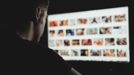 Hombre viendo pornografía