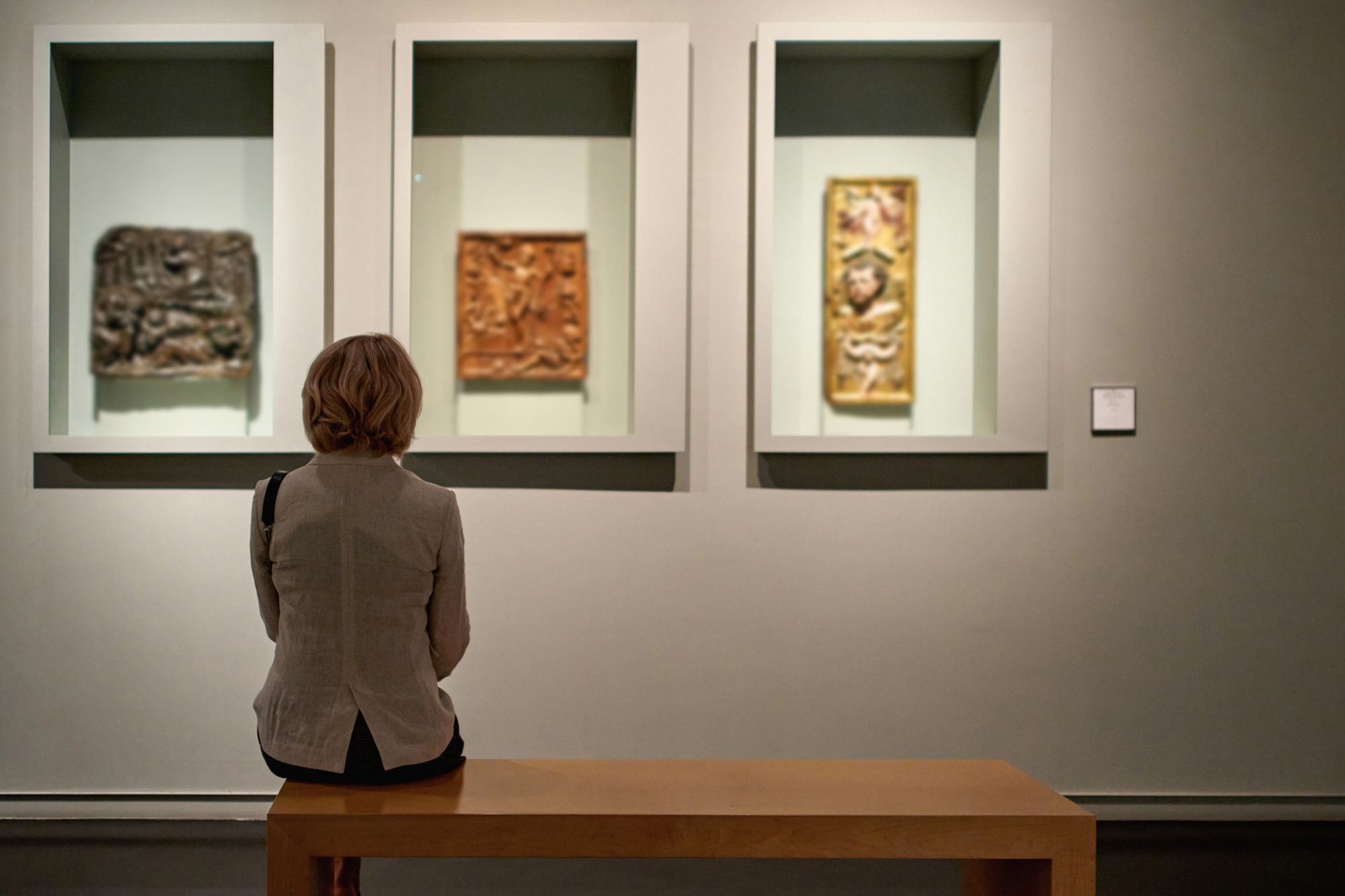 Mujer en el museo