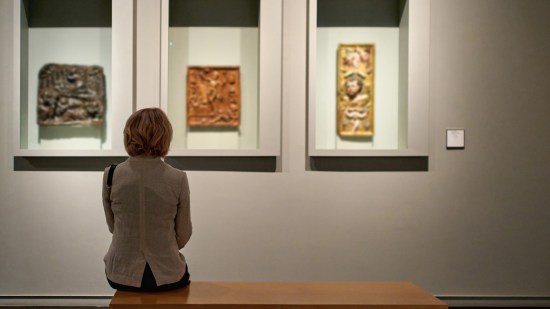 Mujer en el museo