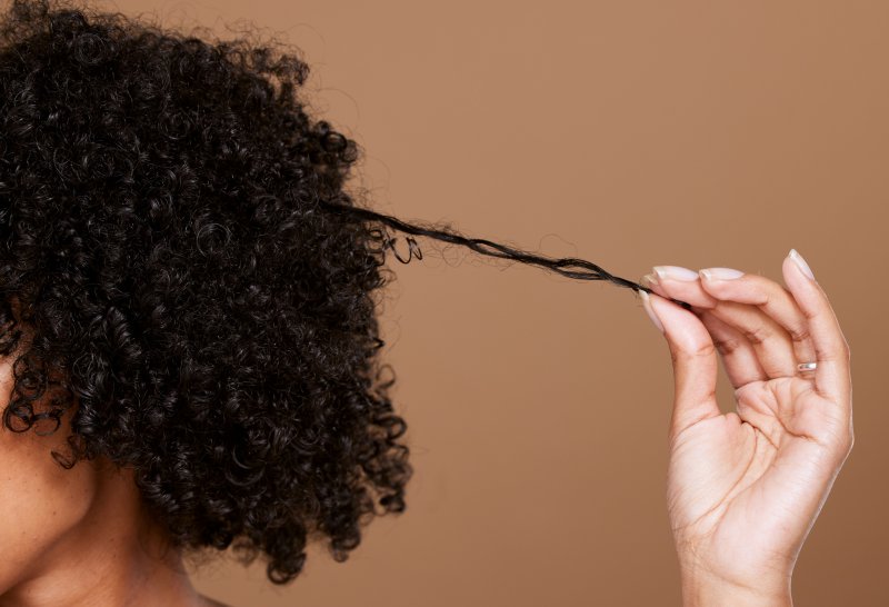 Tocarse el pelo