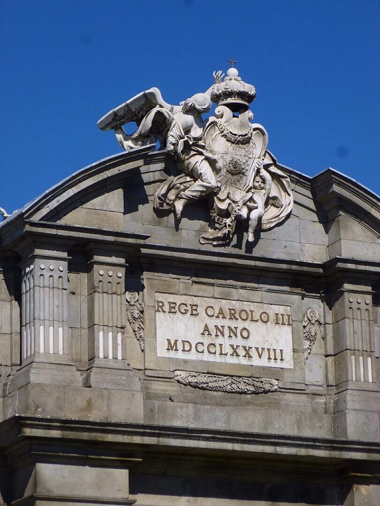 En la puerta de Alcalá se observan dos de los usos más comunes de las cifras romanas. Imagen: Zarateman -Wikipedia.