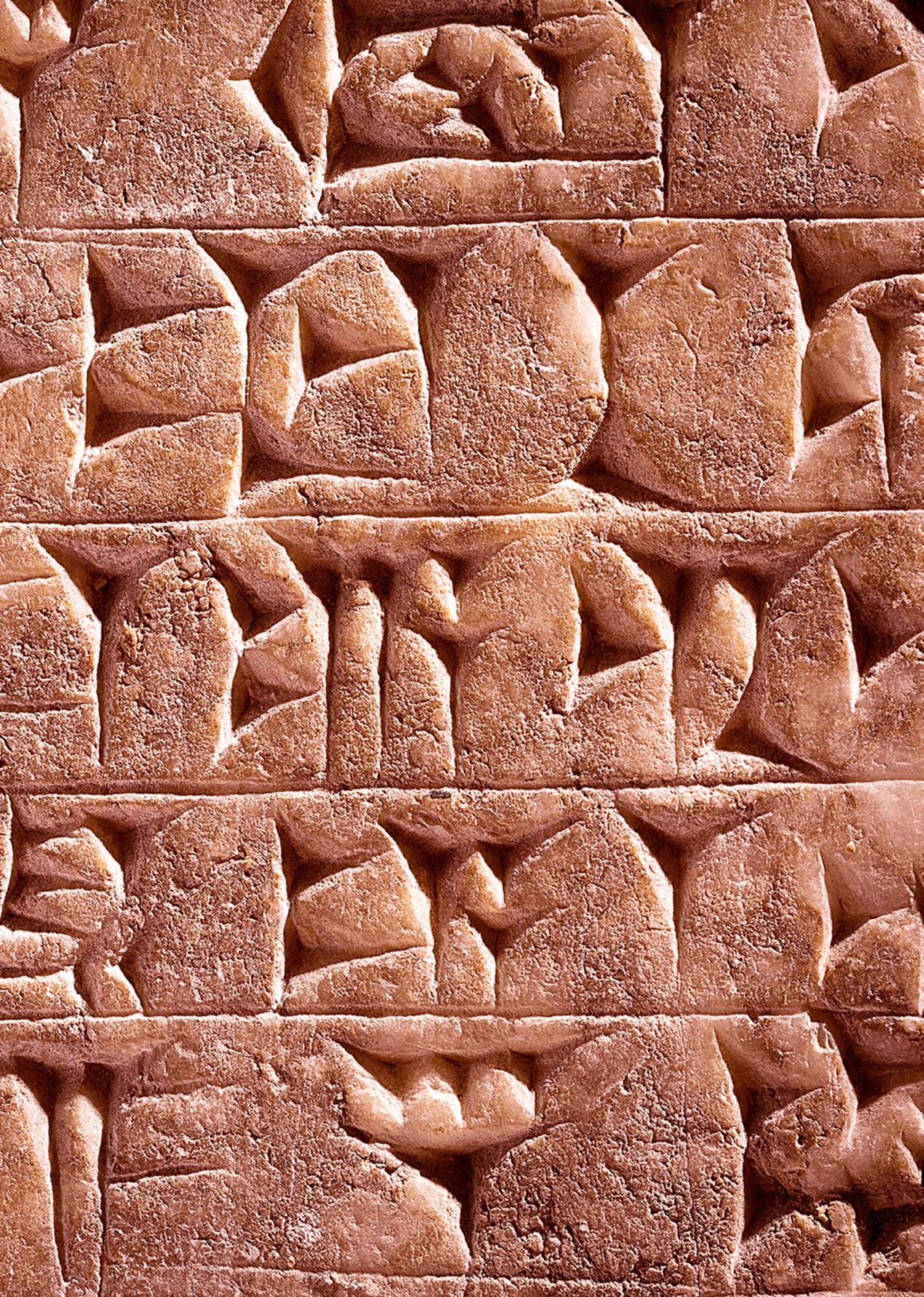 Detalle de un muro decorado con escritura cuneiforme tallada en piedra