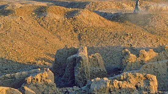 En primer plano, ruinas de una ciudad en el sitio de la antigua ciudad de Ur, en Sumeria;