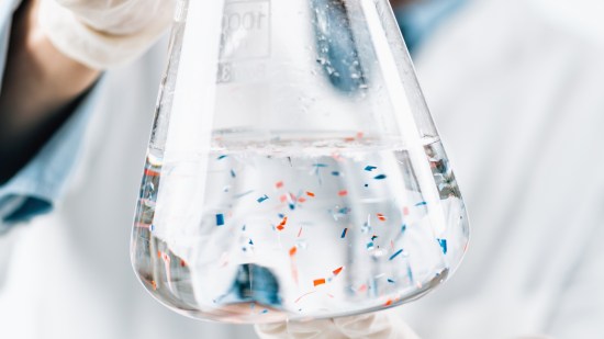 Microplásticos en un matraz