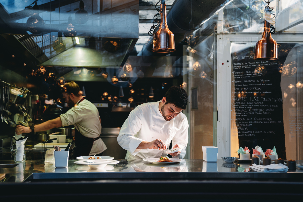 Un chef en la cocina de su restaurante