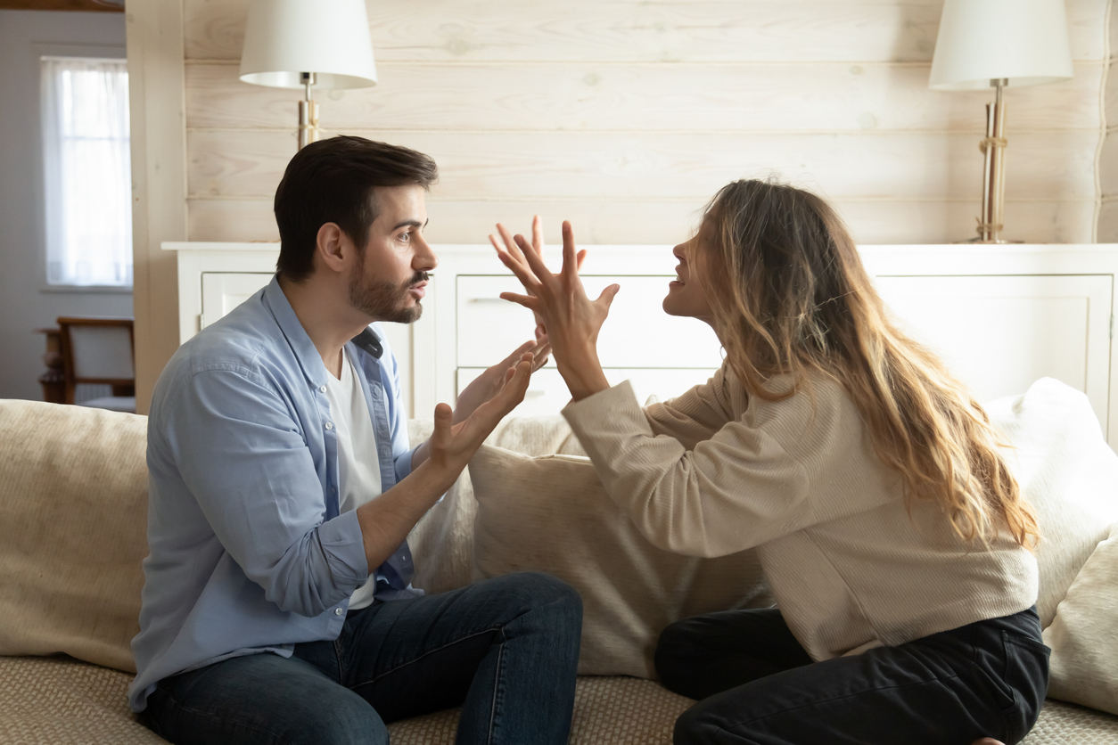 Pareja discutiendo