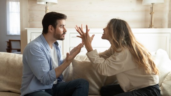 Pareja discutiendo