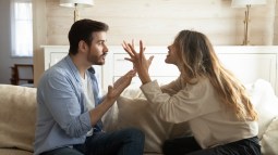 Pareja discutiendo