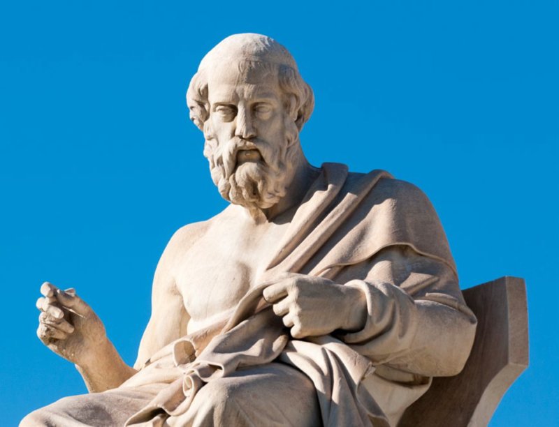 Escultura de mármol de Platón sentado en una silla