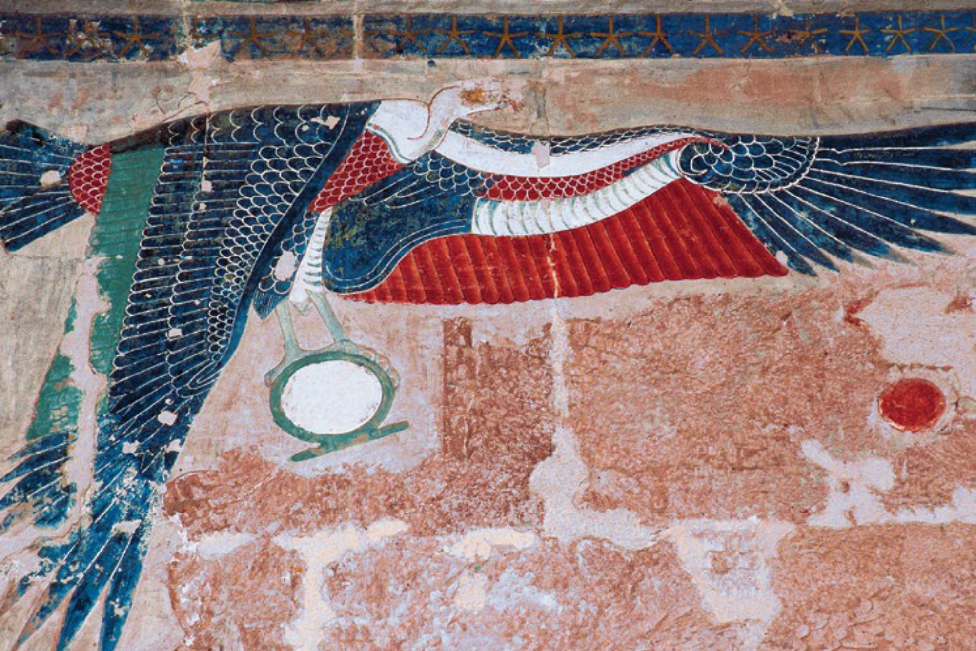 Relieve pintado representando al buitre Nejbet, mediante el cual Isis protegía al difunto