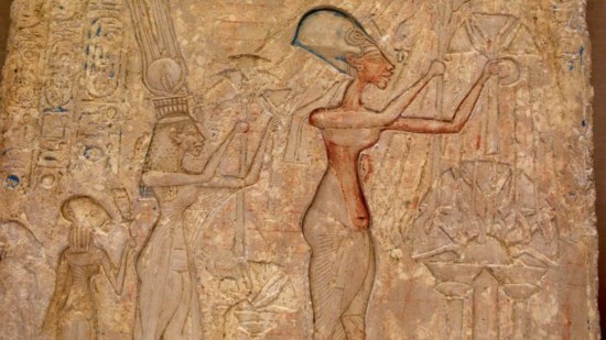 Akhenaton (Amenhotep IV), faraón egipcio; 1364 - 1347 a.C., realiza una ofrenda con su familia al dios Atón.