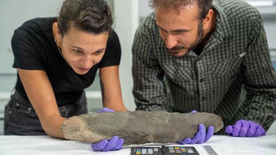 Hacha de piedra gigante