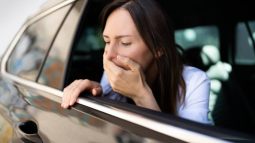 ¿Por qué nos mareamos en el coche?
