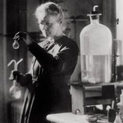 Marie Curie trabajando en su laboratorio