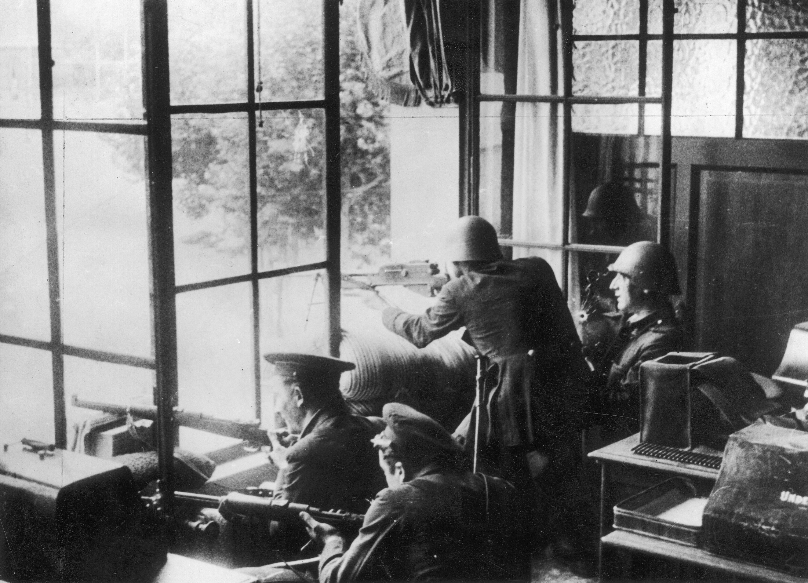 Soldados republicanos y guardias de asalto durante el levantamiento de julio de 1936