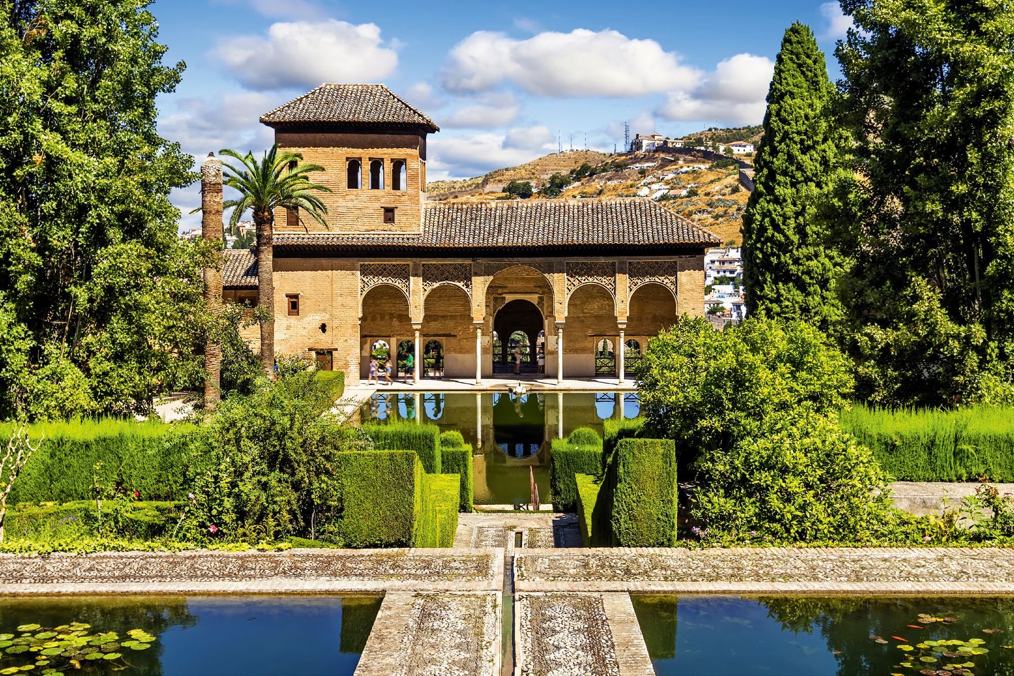 alberca-portico-cinco-arcos-alhambra-granada