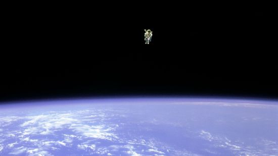 El astronauta Bruce McCandles flotando