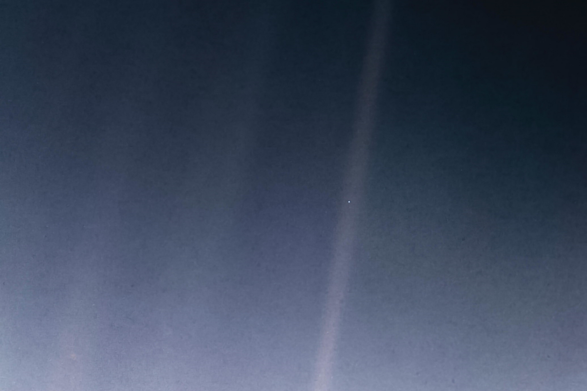Versión remasterizada de la fotografía Un Punto Azúl Pálido