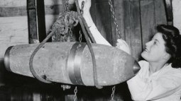 Mujer en línea de producción de armamento