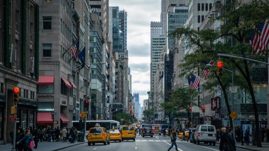 La calle de una ciudad concurrida