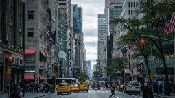 La calle de una ciudad concurrida