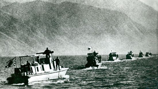 Barcos de la Marina imperial japonesa navegan hacia Hong Kong