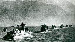 Barcos de la Marina imperial japonesa navegan hacia Hong Kong