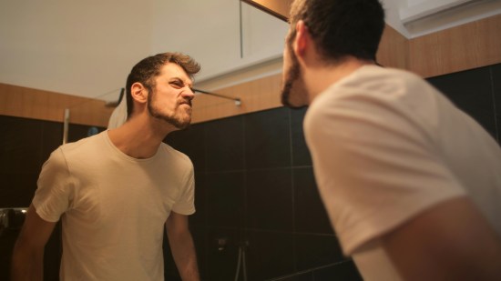 Hombre en el espejo