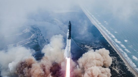 La nave Starship despegando durante su tercer vuelo de prueba