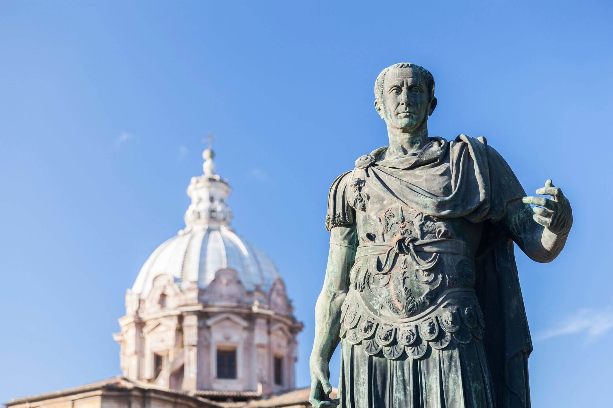 Escultura de Julio César en Roma